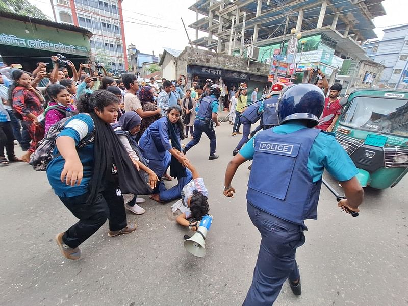 বরিশালে ‘মার্চ ফর জাস্টিস’ কর্মসূচিতে আন্দোলনকারী শিক্ষার্থীদের লাঠিপেটা করে পুলিশ। আজ দুপুরে নগরের সদর রোড এলাকায়